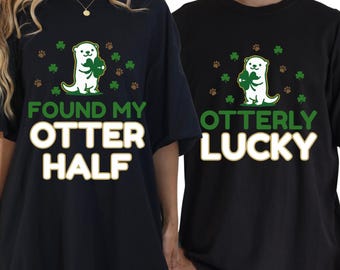 Camiseta divertida de nutria para parejas del Día de San Patricio. Camisetas a juego para parejas. Camisetas divertidas para él y para ella. Camisetas gráficas de nutria de río de San Patricio. Lindo regalo de nutria marina.