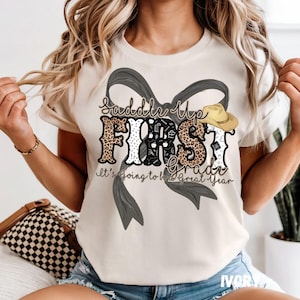 Fun Western 1st Class Back to School Unisex Comfort Farben T-Shirt - Fun Western Lehrer-Shirt, Lehrer Geschenk Cowboy-Liebhaber, stückgefärbt