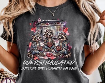 刺激過剰だけどゴミの中で繁栄するアライグマのガレンタインシャツ • 面白いバレンタインTシャツ • 皮肉なアライグマのグラフィック • トレンディな快適カラー