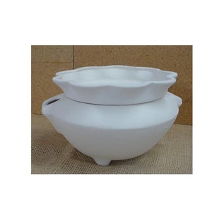 Peut inclure: Un pot en céramique blanc avec un couvercle assorti. Le pot a une base arrondie avec trois petits pieds et deux poignées. Le couvercle a un bord festonné. Articles pour la cuisine ou la décoration.