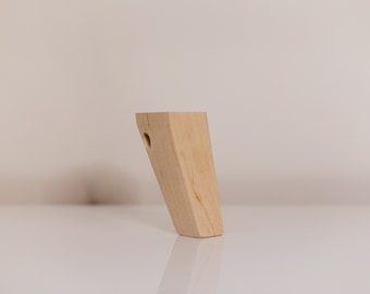 Handgemaakte houten meubelpoot: essen, eiken of berken - doe-het-zelfproject