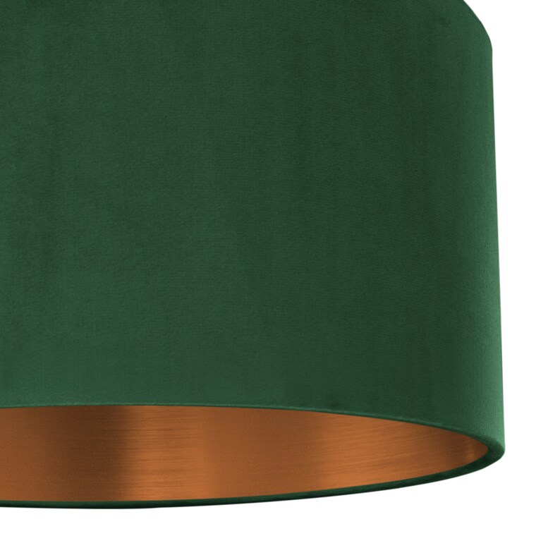 Puede incluir: Una pantalla de l&aacute;mpara de terciopelo verde con fondo de cobre.
