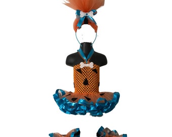 Könnte beinhalten: Ein Kinderkostüm mit einer pfirsichfarbenen Tulle-Perücke mit einem weißen Knochen-Haarband, einem orange-schwarzen Netz-Oberteil mit einem weißen Knochen, einem türkisfarbenen Tulle-Tutu mit türkisfarbenem Bandbesatz und zwei passenden türkis-pfirsichfarbenen Tulle-Handgelenksmanschetten.