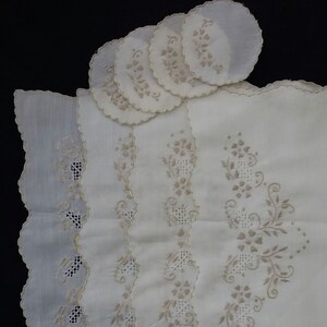 4 x Vintage Place Mats with Embroidery and Matching Coasters,  Linen Doily, Vintage Doily, Vintage Place Mats