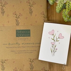 Blooming Love – 100% recyceltes Geschenkpapier und Kartenset. 1 m Bogen hochwertiges Kraftpapier mit passender A6 Strukturkarte