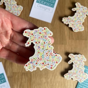 Carte du Pays de Galles aimantée en bois | Motif floral printanier | Cadeau souvenir | carte du gallois aimant pour réfrigérateur | Cadeau postal durable