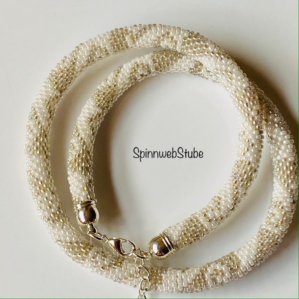 Perlenkette "Mäander in weiß", Schlauchkette gehäkelt