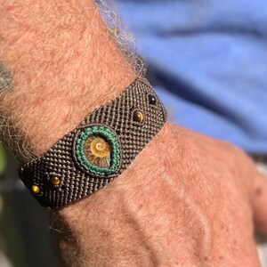 Pulseira de macramê com fóssil de amonita, pedra de aterramento, joia tribal masculina.