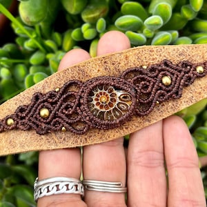 Pulsera de cuero marrón con macramé fósil de amonita, brazalete boho con botón