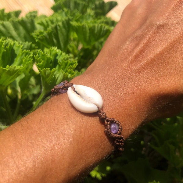 Shell bracelet with amethyst, macrame friendship bracelet, summer beach bracelet, cowrie shell jewelry, boho chic dainty bracelet, wristband