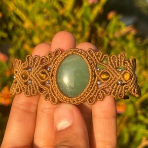 Makramee Armband mit grünem Aventurin, verstellbare Boho-Manschette, Stein für Fülle