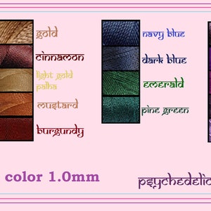 Puede incluir: Carta de colores para cord&oacute;n de macram&eacute; psicod&eacute;lico, con tonos como negro, dorado, azul marino y morado. Se muestra el texto "Elige tu color 1.0mm". La imagen est&aacute; enmarcada en un borde rosa.