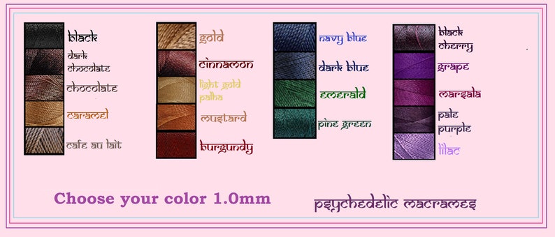 Puede incluir: Carta de colores para cord&oacute;n de macram&eacute; psicod&eacute;lico, con tonos como negro, dorado, azul marino y morado. Se muestra el texto "Elige tu color 1.0mm". La imagen est&aacute; enmarcada en un borde rosa.