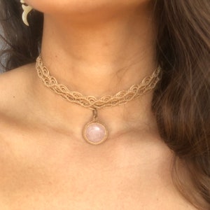 Choker com quartzo rosa, gargantilha com quartzo rosa, gargantilha de macrame com quartzo rosa, disponivel em 9 cores