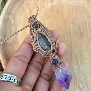 Micromacrame-hanger amethist en paarse labradoriet, magisch amulet, mystieke talisman