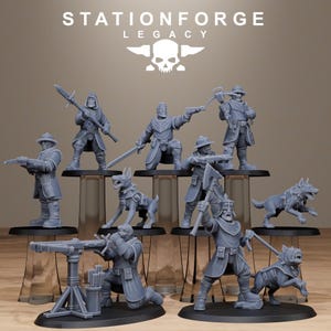 Könnte beinhalten: Eine Sammlung grauer Miniaturfiguren, die mittelalterliche Krieger und Hunde darstellen. Die Figuren stehen auf schwarzen Sockeln und zeigen verschiedene Waffen. Der Text "STATIONFORGE LEGACY" befindet sich oben im Bild.