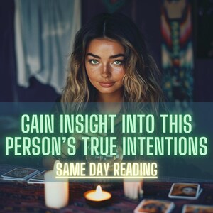 Peut inclure: Une femme aux longs cheveux blonds et aux yeux verts est assise à une table avec des bougies allumées et des cartes de tarot étalées devant elle. Le texte sur l'image dit "Obtenez un aperçu des véritables intentions de cette personne. Lecture le jour même."