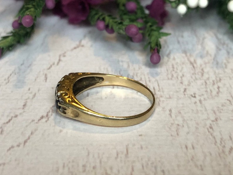Vintage Sapphire Trilogy Ring with Four Sparkly Diamonds.