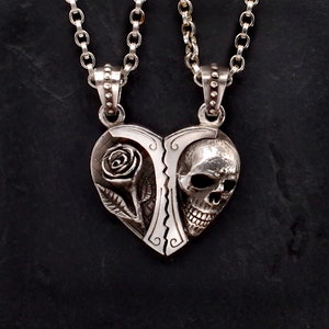 Unique couple pendant Forever&EverI | skull and rose, united to form a heart made of .935 silver. A symbol of love and uniqueness.