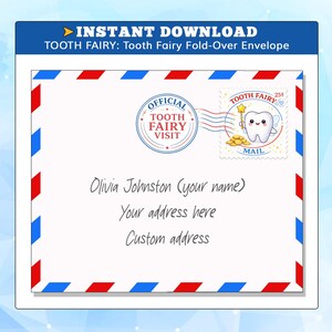 Puede incluir: Un sobre blanco para el Hada de los Dientes, con bordes rojos y azules. Presenta un sello con un diente de dibujos animados y el texto "OFFICIAL TOOTH FAIRY VISIT". Incluye espacio para nombre y dirección.