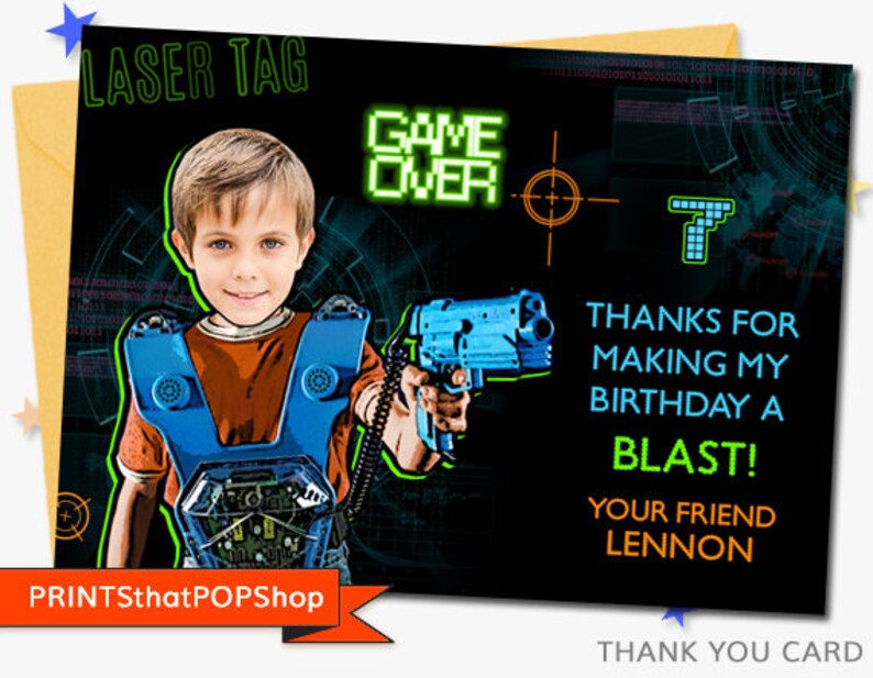 Op de afbeelding: Een bedankkaart met een neon groen en blauw ontwerp. De kaart toont een jongen die een blauwe lasergame-gun vasthoudt en een zwarte vest draagt met een neon groen en blauw ontwerp. De tekst op de kaart luidt "Laser Tag", "Game Over", "Bedankt voor het maken van mijn verjaardag tot een knaller!" en "Je vriend Lennon".