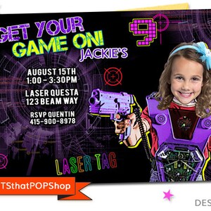 Op de afbeelding: Een paarse en zwarte lasergame-verjaardagsuitnodiging met een meisje dat een paarse lasergame-vest draagt en een laserpistool vasthoudt. De uitnodiging luidt "Get Your Game On!" en "Jackie's Laser Tag".