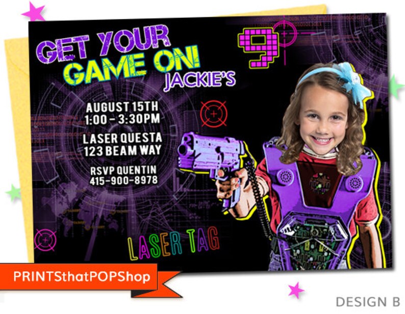 Op de afbeelding: Een paarse en zwarte lasergame-verjaardagsuitnodiging met een meisje dat een paarse lasergame-vest draagt en een laserpistool vasthoudt. De uitnodiging luidt "Get Your Game On!" en "Jackie's Laser Tag".
