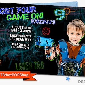 Op de afbeelding: Een zwart-groene lasergame-uitnodiging met een jongen die een blauwe lasergun vasthoudt. De uitnodiging zegt "Get Your Game On! Jordan's" en bevat de datum, tijd en locatie van het feest. Er staat ook "Laser Tag" en "PRINTSthatPOPShop" op.