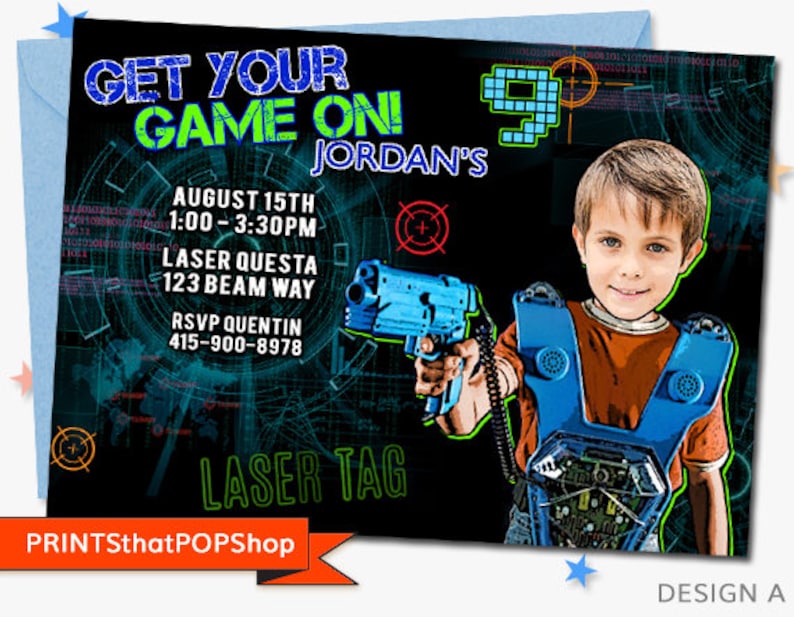 Op de afbeelding: Een zwart-groene lasergame-uitnodiging met een jongen die een blauwe lasergun vasthoudt. De uitnodiging zegt "Get Your Game On! Jordan's" en bevat de datum, tijd en locatie van het feest. Er staat ook "Laser Tag" en "PRINTSthatPOPShop" op.
