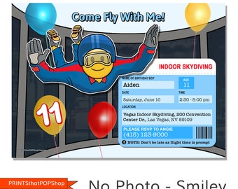 Könnte beinhalten: Eine Geburtstagseinladung zu einer Indoor-Skydiving-Party für einen 11-jährigen Jungen. Die Einladung zeigt einen Cartoon-Skydiver mit einem Smiley-Gesicht, einem blau-roten Overall, einem gelben Helm und einer Schutzbrille. Die Einladung enthält den Namen des Jungen, Aiden, das Datum, die Uhrzeit und den Ort der Party. Die Einladung enthält auch einen Hinweis, sich bei Angie unter der angegebenen Telefonnummer zu melden.