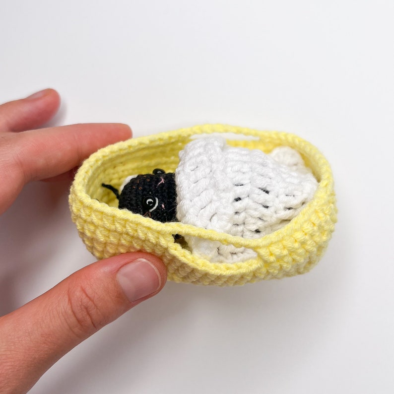 Wzór na szydełkową biedronkę Amigurumi owad Wzór na szydełkową angielską zabawkę Amigurumi w miniaturze Pluszowa biedronka z liściem, żołędziem i łóżkiem zdjęcie 2