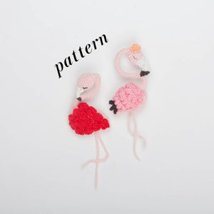 Può includere: Due ornamenti di fenicottero all'uncinetto, uno con un corpo rosa e un fiore rosa e bianco sulla testa, e l'altro con un corpo rosa e una gonna a forma di rosa rossa. La parola "pattern" è scritta in nero sopra gli ornamenti.