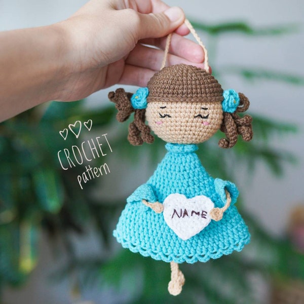 WZÓR na szydełkową zabawkę lalkę w języku angielskim, Lalka szydełkowa amigurumi na ścianę, Wzór na wypchaną lalkę