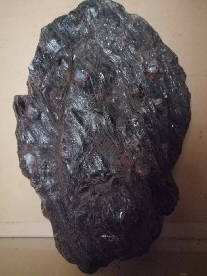 Tourmaline Noire Brut Inclusion Grenat de Madagascar 9Kg