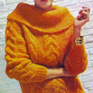Puede incluir: Un patrón de tejido de punto vintage para un suéter de punto de cable naranja para mujer con cuello alto. El patrón se titula "PDF Pattern".