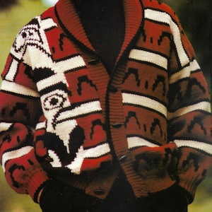 以下が含まれることがあります： 赤、白、黒、茶色の幾何学模様のニットカーディガン。 ショールカラーとボタン留めが付いています。 画像の下部には「PDF Pattern」というテキストがあります。