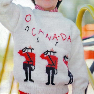Puede incluir: Un suéter de punto blanco con un diseño rojo, blanco y azul que presenta las palabras "O CANADA" y tres figuras en uniformes rojos saludando. El suéter lo lleva un niño pequeño con el pelo corto y castaño. El texto "PDF Pattern" está en la parte inferior de la imagen.
