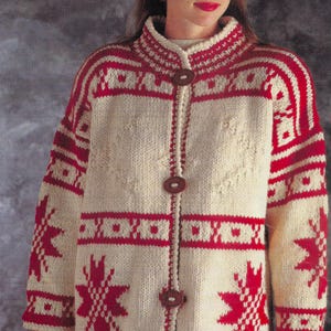 Puede incluir: Un cárdigan de punto blanco y rojo con un patrón de copo de nieve y cierre de botones.