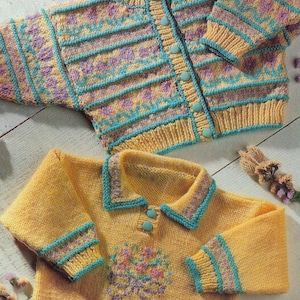 Op de afbeelding: Twee gebreide truien, een met een teal, roze en geel patroon en een knoopsluiting, de andere met een effen gele body en teal trim. Beide truien hebben een kraag.