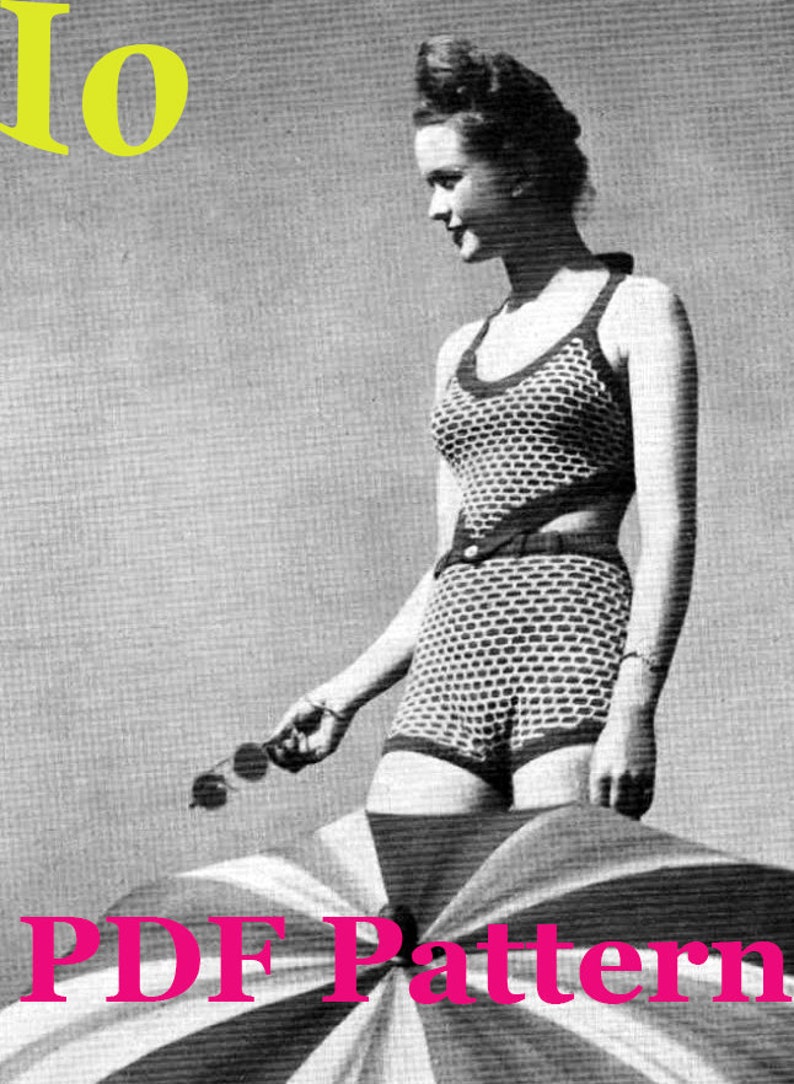 Puede incluir: Foto en blanco y negro de una mujer con un traje de ba&ntilde;o de ganchillo. El traje de ba&ntilde;o tiene un patr&oacute;n geom&eacute;trico. La foto est&aacute; etiquetada como "PDF Pattern".