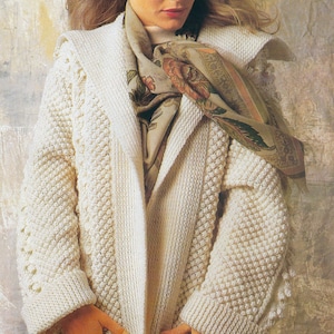 Stickmönster för lång texturerad kappa | Dam Vintage 1988 Design | Noppor | Fickor | Delad krage | Vikta manschetter | Storstorlek | PDF-nedladdning