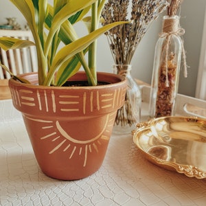 Maceta de terracota con diseño de sol y óxido / Maceta de terracota con decoración bohemia moderna, estilo hippie, cerámica de arcilla, color dorado metálico