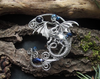 Pendiente de oreja de dragón plateado, con alambre de cristal azul, sin perforaciones.