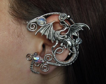 Pendiente de oreja Dragon Moonstone - Envuelto en alambre de plata, sin perforación.