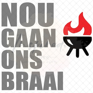以下が含まれることがあります： グレーの「NOU GAAN ONS BRAAI」という言葉と、黒と赤のバーベキューグリルアイコンを使ったグラフィックデザイン。テキストは太字のサンセリフ体です。デザインには「BY LYNNE CUSTOM APPAREL & GIFTS」というテキストが含まれています。