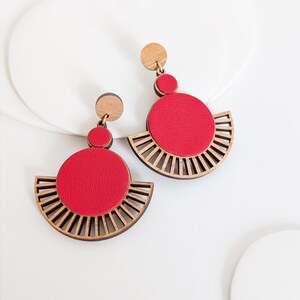 Holzohrringe, Holzschmuck, ROTER Lederschmuck, ROTE Lederohrringe, Modell RAYONNE, geometrischer Schmuck