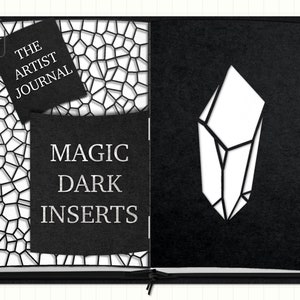 Pode incluir: Um diário aberto com páginas em preto e branco. A página esquerda tem um padrão geométrico de vitral, uma nota quadrada preta com o texto THE ARTIST JOURNAL e um bolso preto com o texto MAGIC DARK INSERTS. A página direita mostra um gráfico de cristal branco em um fundo preto.