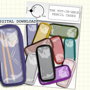 以下が含まれることがあります： 異なる色のトリムが付いた透明な鉛筆ケース12個セット。ケースは透明なプラスチック製で、ジッパーで閉じられます。画像の上部に「THE PUT-IN-ABLE PENCIL CASES」というテキストが印刷されています。