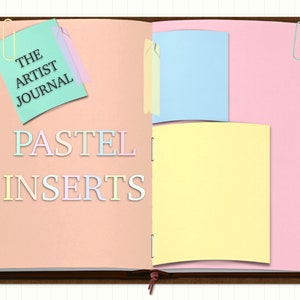 Pode incluir: Um livro aberto com uma capa de couro marrom. O livro tem inserções de papel em cores pastel e um lembrete que diz "The Artist Journal".