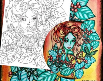 Op de afbeelding: Een kleurplaat met een vrouw met lang, krullend haar omringd door vlinders en bladeren. De vrouw draagt een kroon van bladeren en heeft een delicate, etherische uitdrukking. De kleurplaat is in zwart-wit, met een gekleurde versie van de afbeelding die op de achtergrond wordt getoond.
